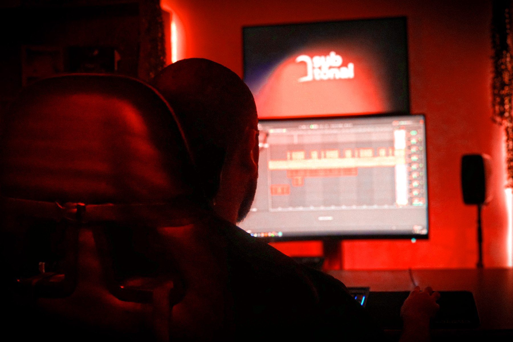 Nefaz au mixage dans le studio Subtönal